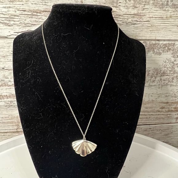 Beautiful Authentic Tiffany& Co .925 Shell Necklace - Picture 1 of 3